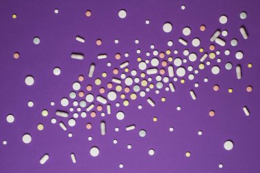 Mor bir arka plan üzerinde dağınık Tablet.