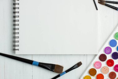Boya fırçaları ve boş sketchbook