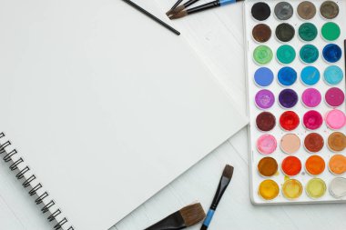 Boya fırçaları ve boş sketchbook