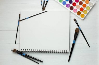 Boya fırçaları ve boş sketchbook