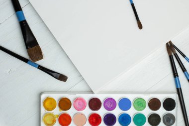 Boya fırçaları ve boş sketchbook