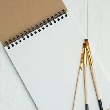 Boya fırçaları ve boş sketchbook