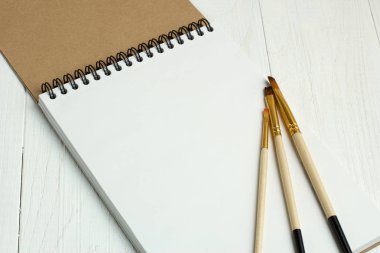 Boya fırçaları ve boş sketchbook
