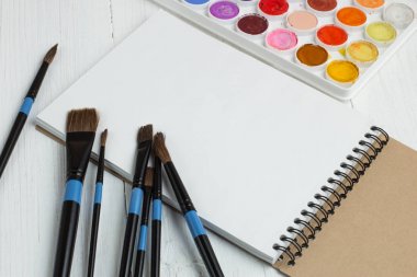 Boya fırçaları ve boş sketchbook