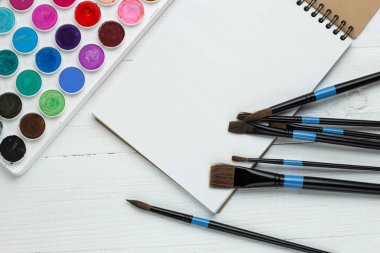 Boya fırçaları ve boş sketchbook