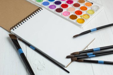 Boya fırçaları ve boş sketchbook
