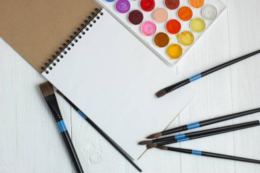 Boya fırçaları ve boş sketchbook