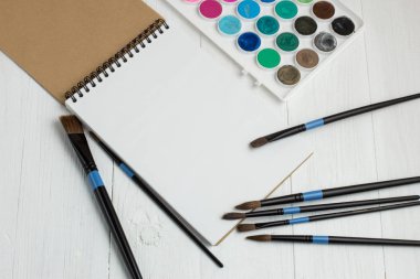 Boya fırçaları ve boş sketchbook