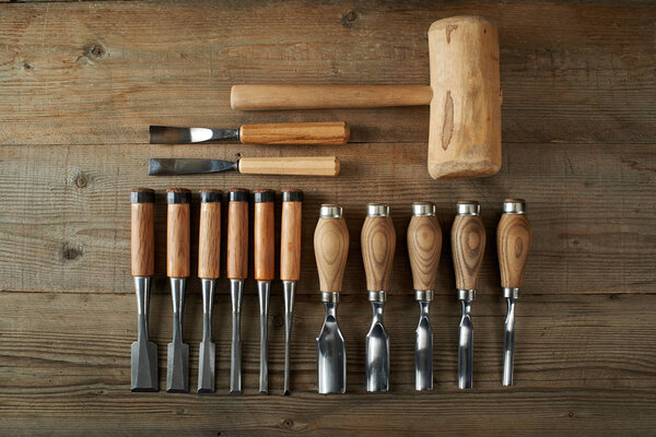 Вид сверху, зубцы и поддоны на рабочей скамье
