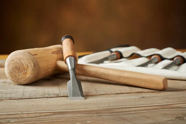 Holzbearbeitungszoll, Meißel und Schlägel auf Werkbank — Stockfoto