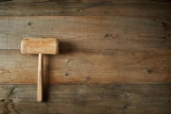 Bovenaanzicht, hamer op een houten werkbank Rechtenvrije Stockfoto's