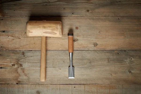 Vista superior, martelo e cinzel na bancada de madeira — Fotografia de Stock