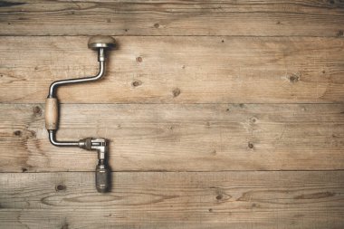 El küme ayracı matkap ahşap bir tezgah üzerinde