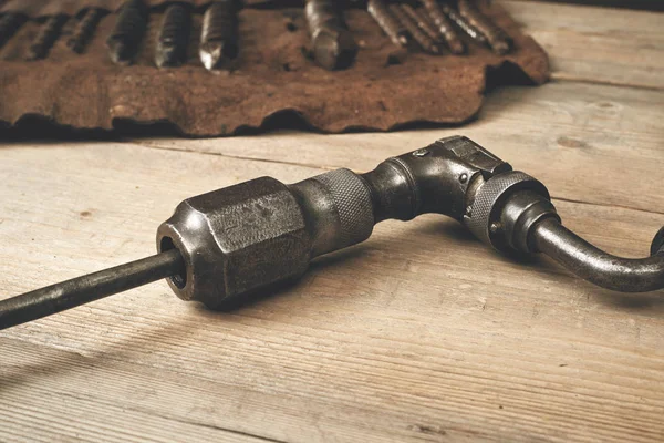 Bohrspange mit Bits in Leder-Werkzeugrolle auf einer Holzwerkbank — Stockfoto