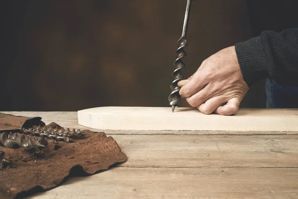 La mano del carpintero está lista para taladrar madera — Foto de Stock