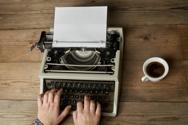 Kadın üzerinde eski daktilo yazıyor.