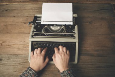 Kadın üzerinde eski daktilo yazıyor.