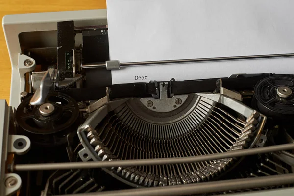 親愛なるヴィンテージ タイプライターの単語を入力します。 — ストック写真