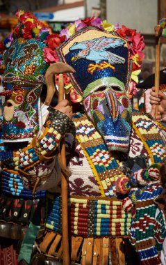Shiroka Laka, Bulgaristan - Mart 5: Kukeri denilen geleneksel kostümler giymiş insanlar baharın gelişini Shiroka Laka, Bulgaristan, ritüel dansları ile 5 Şubat 2017 üzerinde kutlamak.