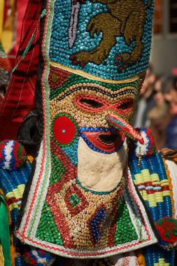Shiroka Laka, Bulgaristan - Mart 5: Kukeri denilen geleneksel kostümler giymiş insanlar baharın gelişini Shiroka Laka, Bulgaristan, ritüel dansları ile 5 Şubat 2017 üzerinde kutlamak.