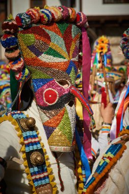 Shiroka Laka, Bulgaristan - Mart 5: Kukeri denilen geleneksel kostümler giymiş insanlar baharın gelişini Shiroka Laka, Bulgaristan, ritüel dansları ile 5 Şubat 2017 üzerinde kutlamak.