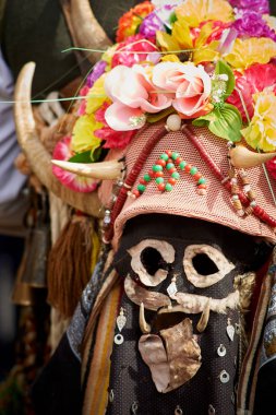 Shiroka Laka, Bulgaristan - Mart 5: Kukeri denilen geleneksel kostümler giymiş insanlar baharın gelişini Shiroka Laka, Bulgaristan, ritüel dansları ile 5 Şubat 2017 üzerinde kutlamak.