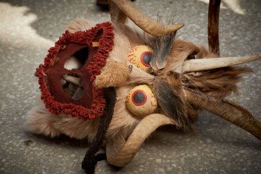 Shiroka Laka, Bulgaristan - Mart 5: Kukeri denilen geleneksel kostümler giymiş insanlar baharın gelişini Shiroka Laka, Bulgaristan, ritüel dansları ile 5 Şubat 2017 üzerinde kutlamak.