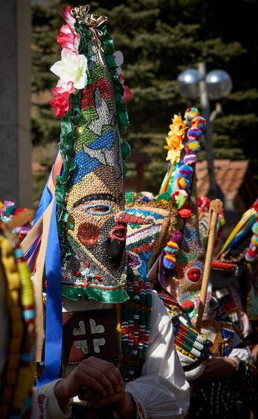 ШИРОКА-ЛАКА, БУЛЬГАРИЯ - 5 МАРТА: Люди, одетые в традиционные костюмы под названием Кукери, празднуют приход весны ритуальными танцами в Широка-Лака, Болгария, 5 марта 2017 года
.