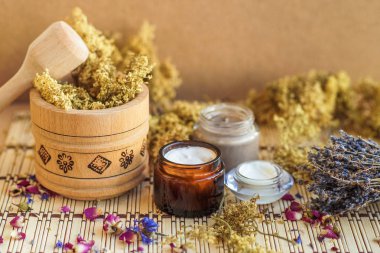 Kuru otlar, lavanta, Hindistan cevizi yağı ve aroma mum yakın çekim. doğal tedavi kavramı 