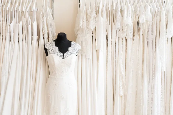 Όμορφη Μόδας Λευκό Φόρεμα Μαύρη Ανδρείκελο Στο Σαλόνι Γάμου — Φωτογραφία Αρχείου