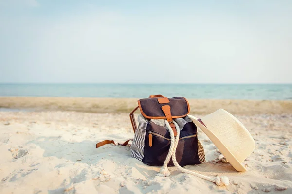Zbliżenie Brązowy Kobiece Plecak Piaszczystej Plaży Kapeluszu Zachód Słońca — Zdjęcie stockowe