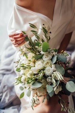güzel düğün buket beyaz çiçek tutan eller Close-Up