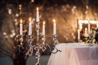 fotoğraf düğün çiçekleri ile ayarlama ve mumlar yanan açık Restoran tablo