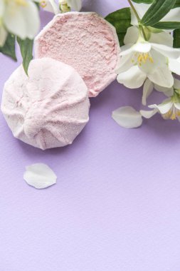 tatlı pembe marshmallow mor zemin üzerine beyaz bahar çiçek blossom ile yakın çekim fotoğraf
