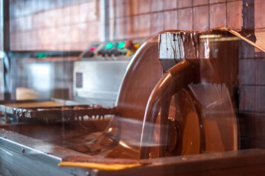 makinenin yakın çekim sıcak kahverengi çikolata olun 