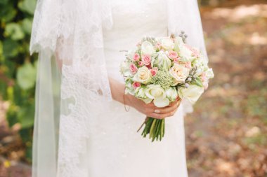 güzel düğün buket pembe ve beyaz çiçek açık tutan eller Close-Up
