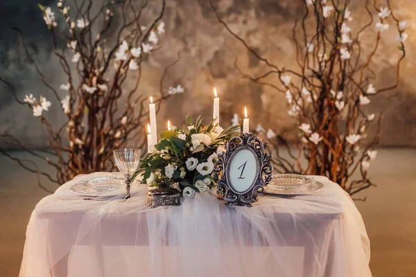 户外餐厅的照片餐桌设置与婚礼鲜花和燃烧蜡烛 — 图库照片