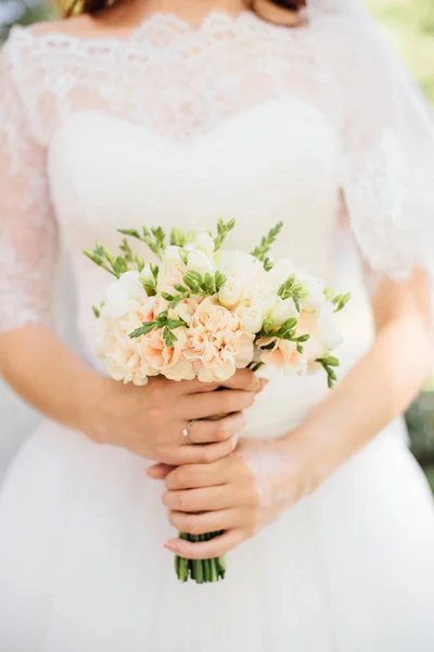 Close Mãos Femininas Segurando Belo Buquê Casamento Flores Brancas — Fotografia de Stock