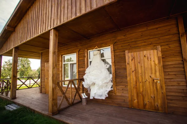 Bonito Vestido Noiva Branco Pendurado Livre Janela Casa Madeira — Fotografia de Stock