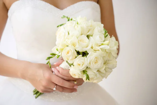 Nahaufnahme Weiblicher Hände Mit Wunderschönem Brautstrauß Aus Weißen Blumen — Stockfoto