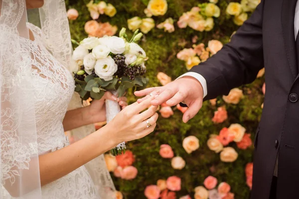 Close Mãos Masculinas Femininas Com Anéis Belo Dia Casamento — Fotografia de Stock