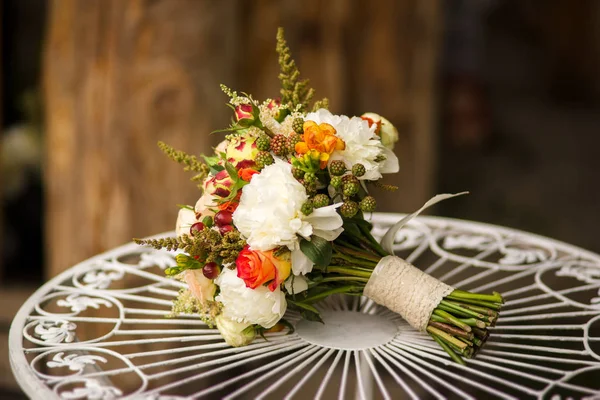 Nahaufnahme Eines Wunderschönen Hochzeitsstraußes Aus Roten Und Weißen Blumen Auf — Stockfoto