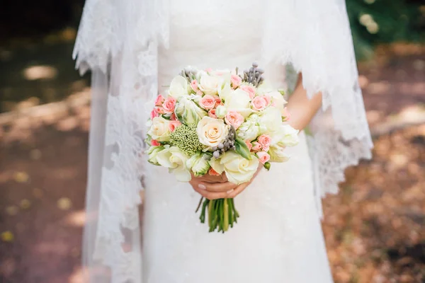 Nahaufnahme Weiblicher Hände Mit Wunderschönem Brautstrauß Aus Rosa Und Weißen — Stockfoto