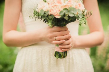 güzel düğün buket pembe ve beyaz çiçek açık tutan eller Close-Up