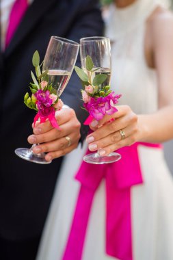 erkek ve dişi çiçekler ile güzel düğün gözlük holding eller Close-Up 