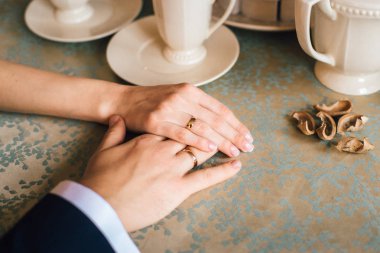 halka kapalı vintage tablo arka plan üzerinde elele genç çiftin yakın çekim fotoğraf