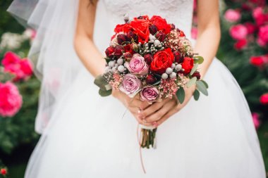 güzel düğün buket renkli çiçek tutan eller Close-Up