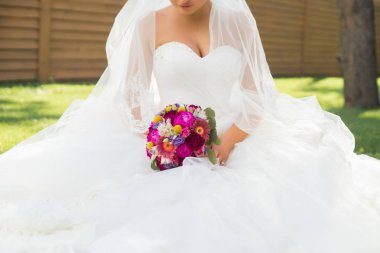 güzel düğün buket renkli çiçek tutan eller Close-Up