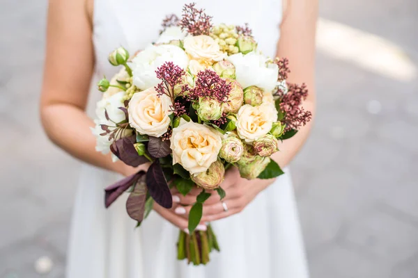 Gros Plan Des Mains Féminines Tenant Beau Bouquet Mariage Fleurs — Photo