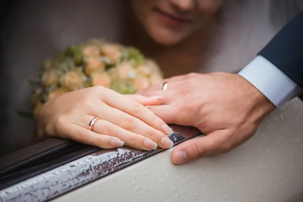 Close Mãos Masculinas Femininas Com Anéis Segurando Belo Buquê Casamento — Fotografia de Stock